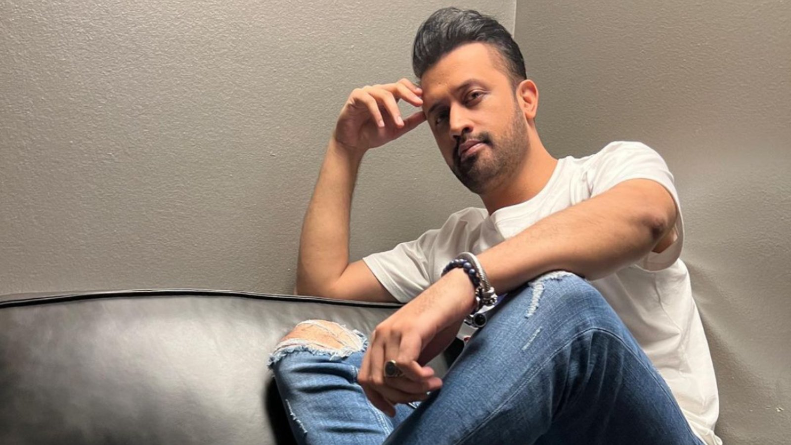 A really excited fan ran up on stage and gave Atif Aslam a big hug during his concert. Atif's response was so amazing that it made everyone on the internet really happy.