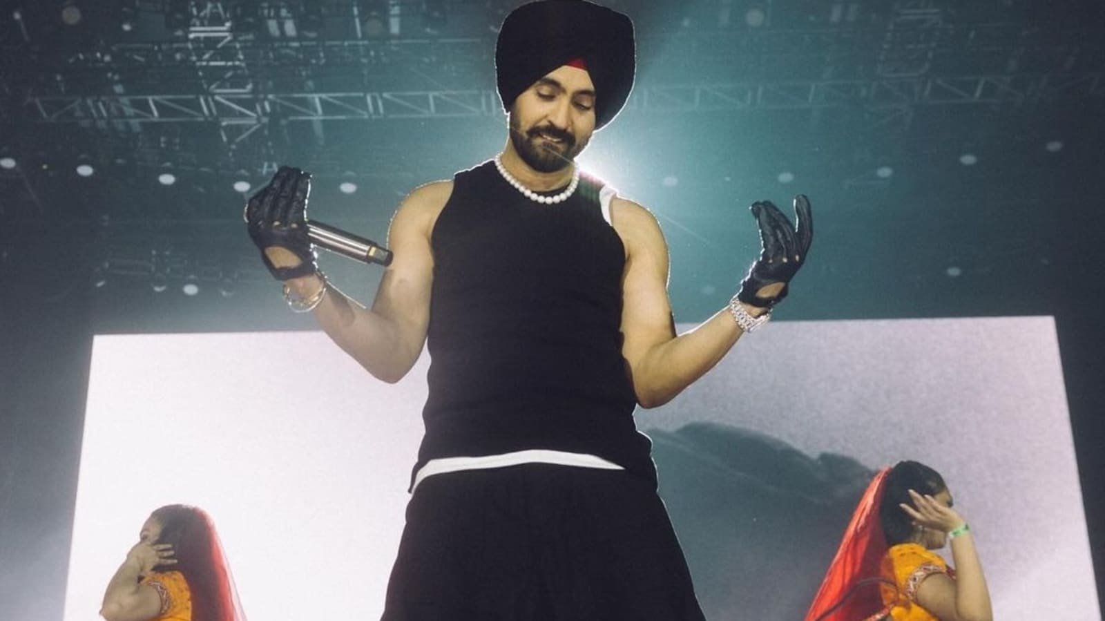 Diljit Dosanjh made history with an amazing performance at a crowded V