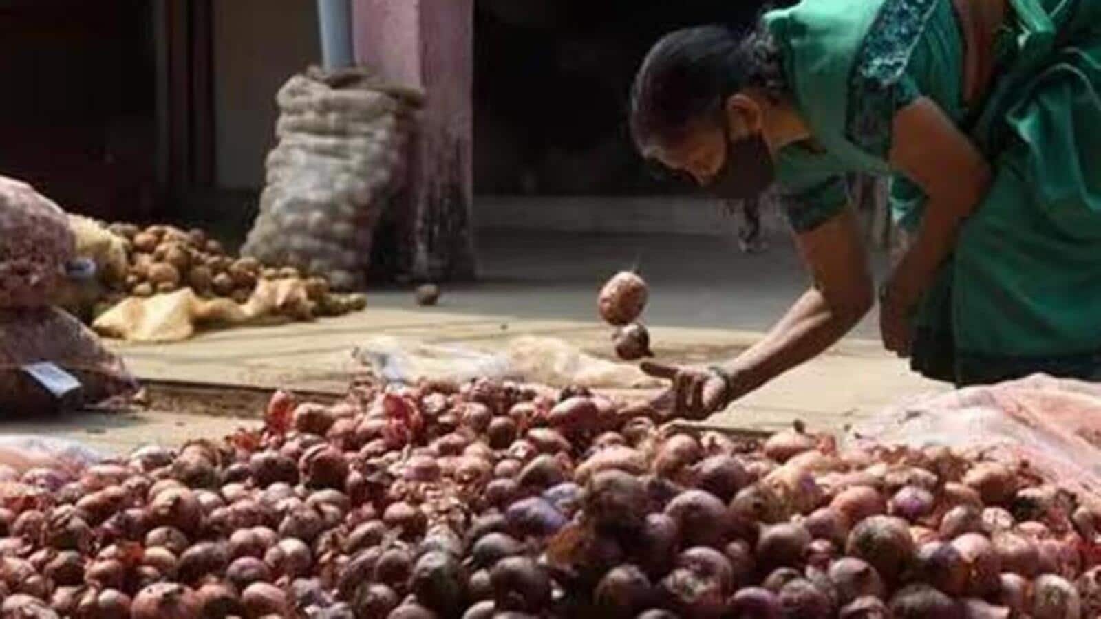 Farmers are saying that exporting onions at low prices is causing them to lose money.