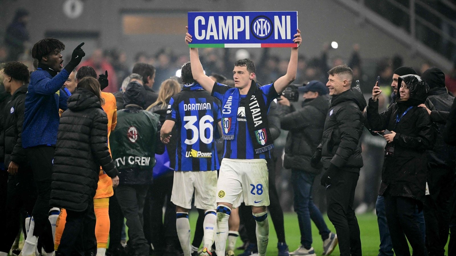 Inter wins the Serie A title and the derby against Milan, earning their second star.