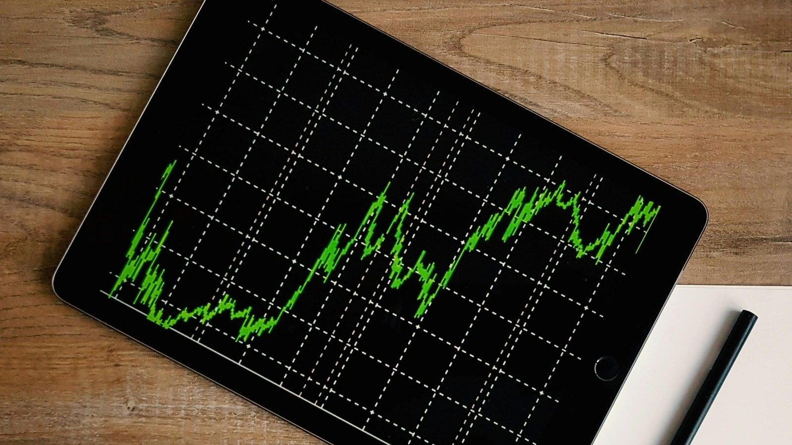 Oil prices remain low after the amount of oil stored in the US reaches its highest level in 10 months.