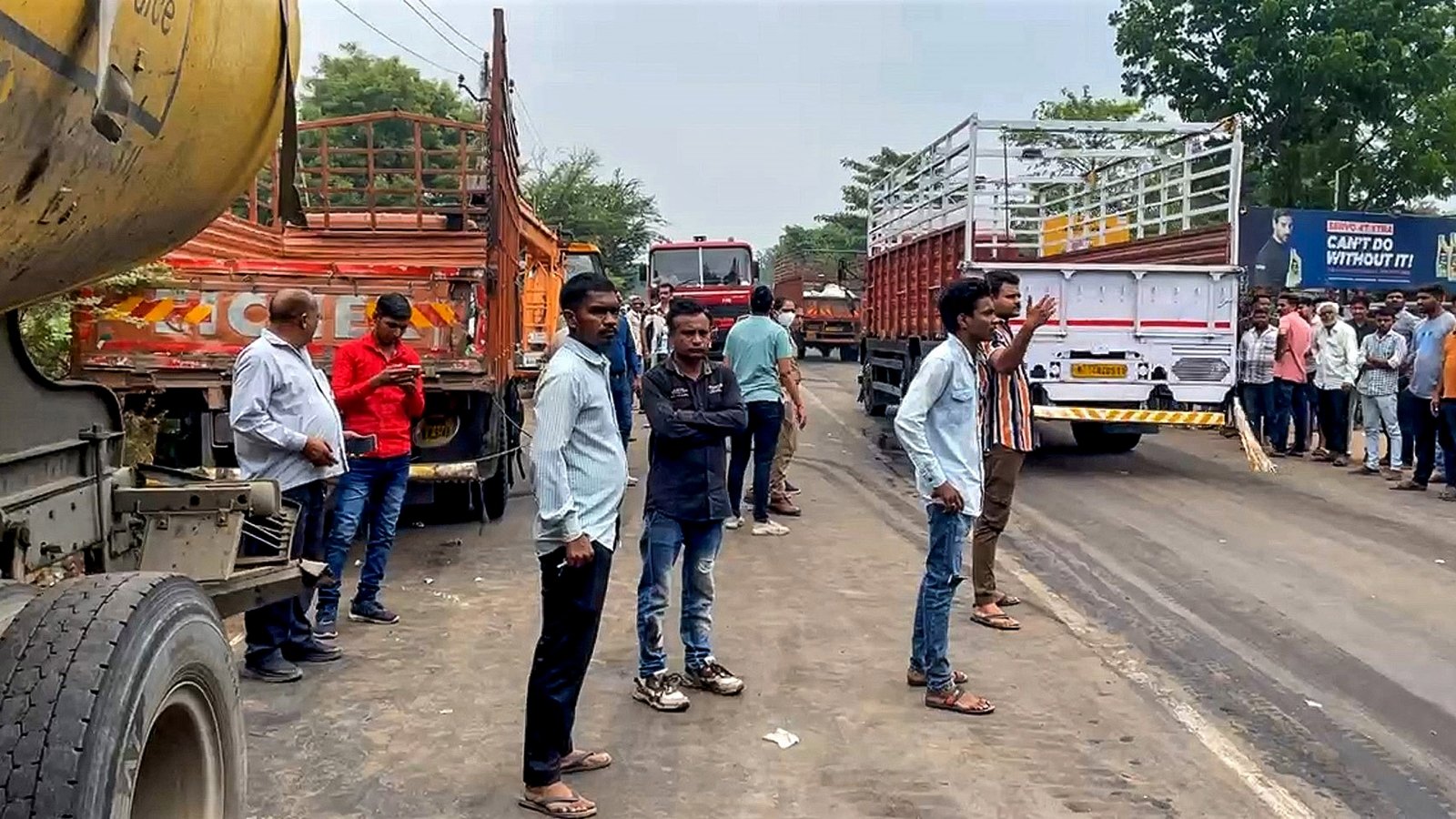 One person died and 25 people got hurt in a car crash in Vadodara