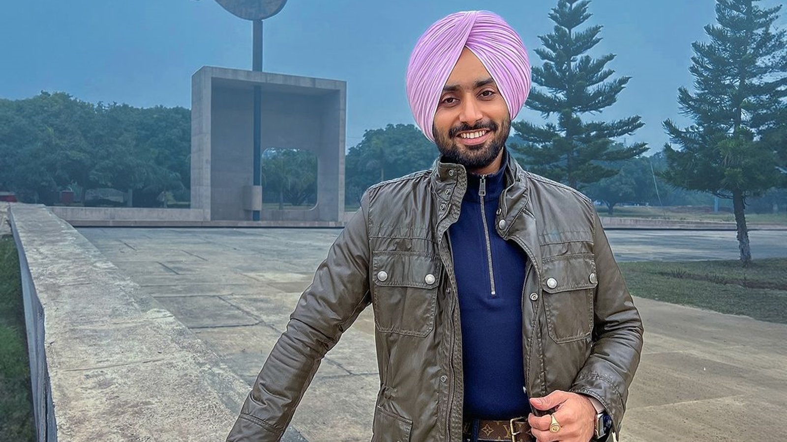 Satinder Sartaaj thinks that there are lots of beautiful girls who can't act as well as Neeru Bajwa.