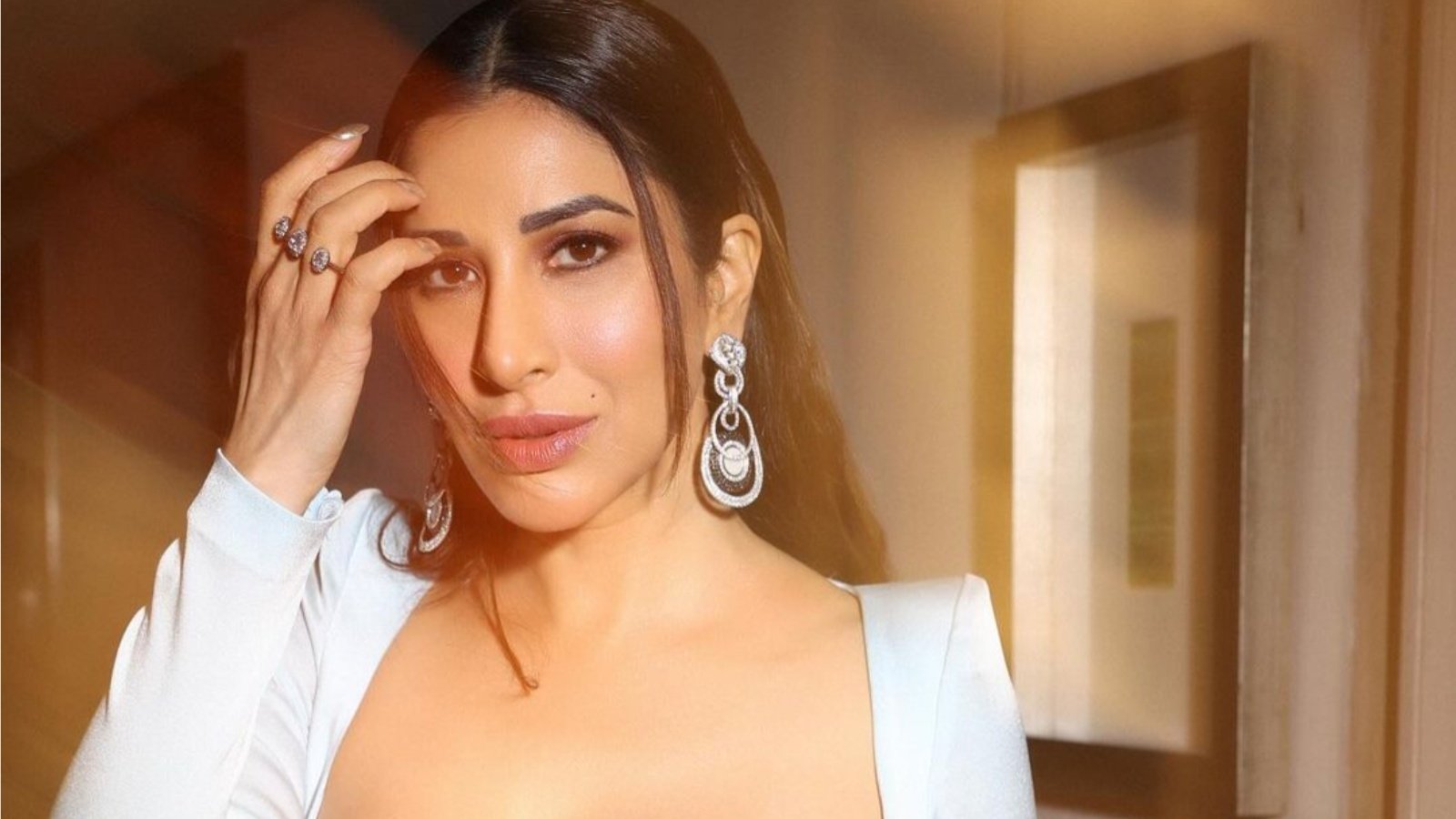 Sophie Choudry says that just because she is friends with Bollywood stars, it doesn't mean they have helped her find work in the industry.