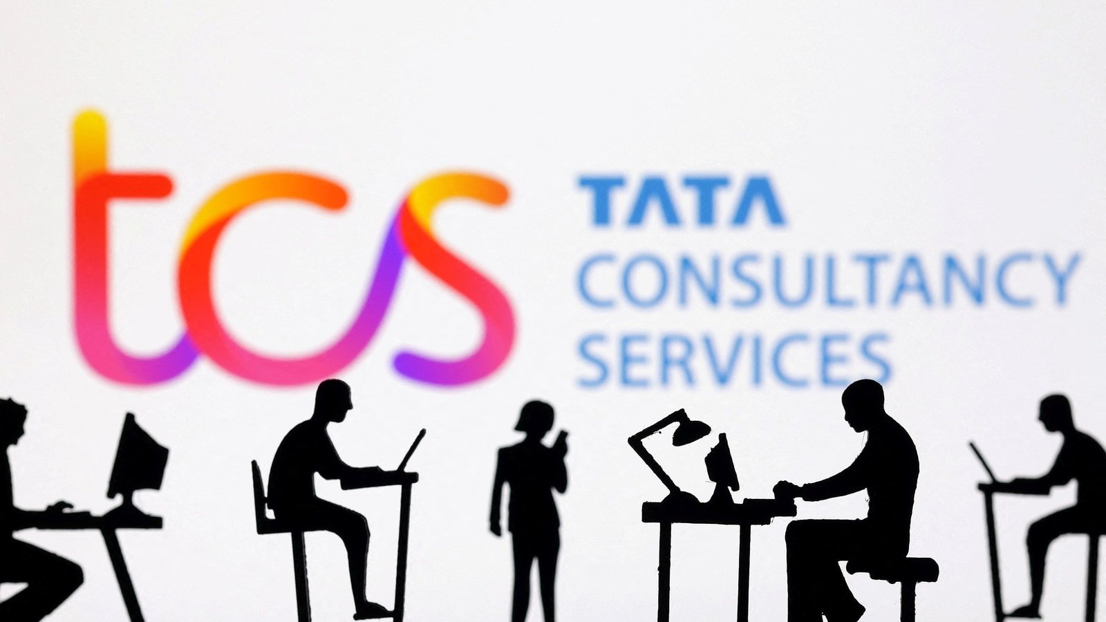 The price of TCS shares went up after the Q4 results were announced. Many experts think the stock is a good investment.